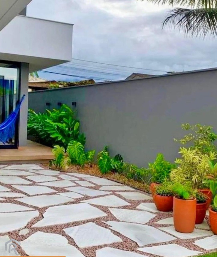 pedra são tomé lajão branco rústico assentado em área externa sem rejunte, elegante, fácil instalar