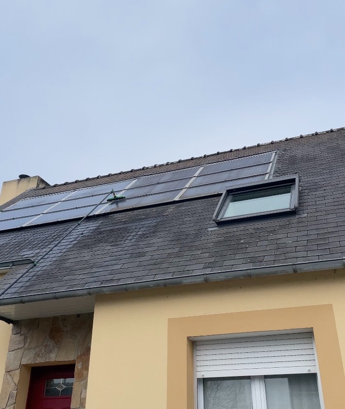 Panneaux solaires 6 kWc à Thouaré-sur-Loire, en cours de nettoyage à l’eau pure, résultat impeccable