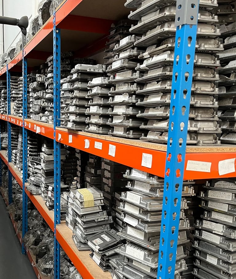 Estante de Clairicar lleno de Centralitas motor remanufacturadas para la venta e intercambio