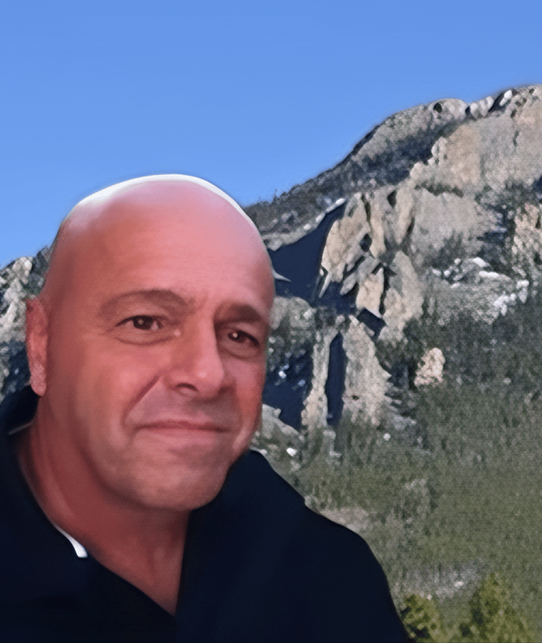 Profile photograph of wildlife and landscape artist Bill Langis