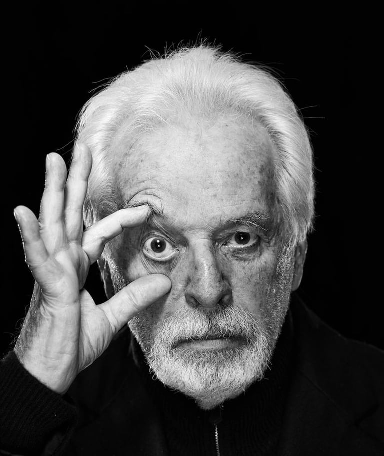 Alejandro Jodorowsky montre son oeil