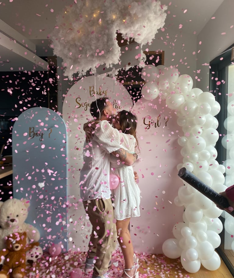 des futurs parents entrain de s'enlacer quand il découvre le sexe de leur bébé grâce à notre nuage