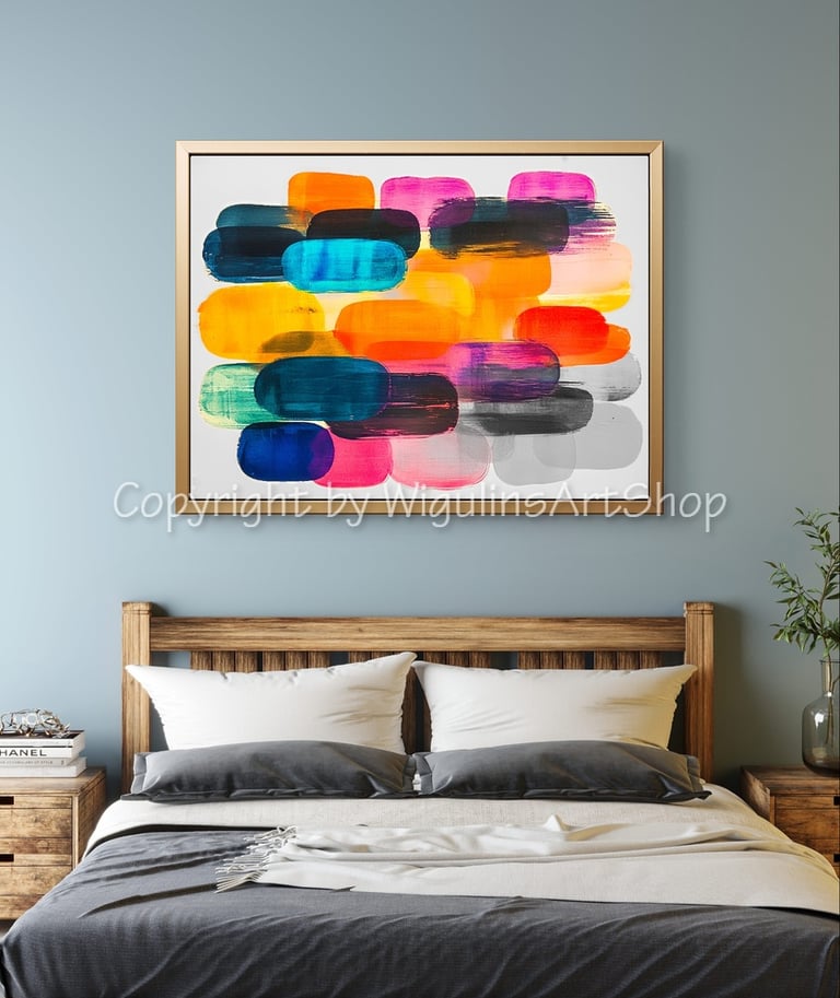 Ein Kunstwerk von Wigulins Art über dem Bett hängend.