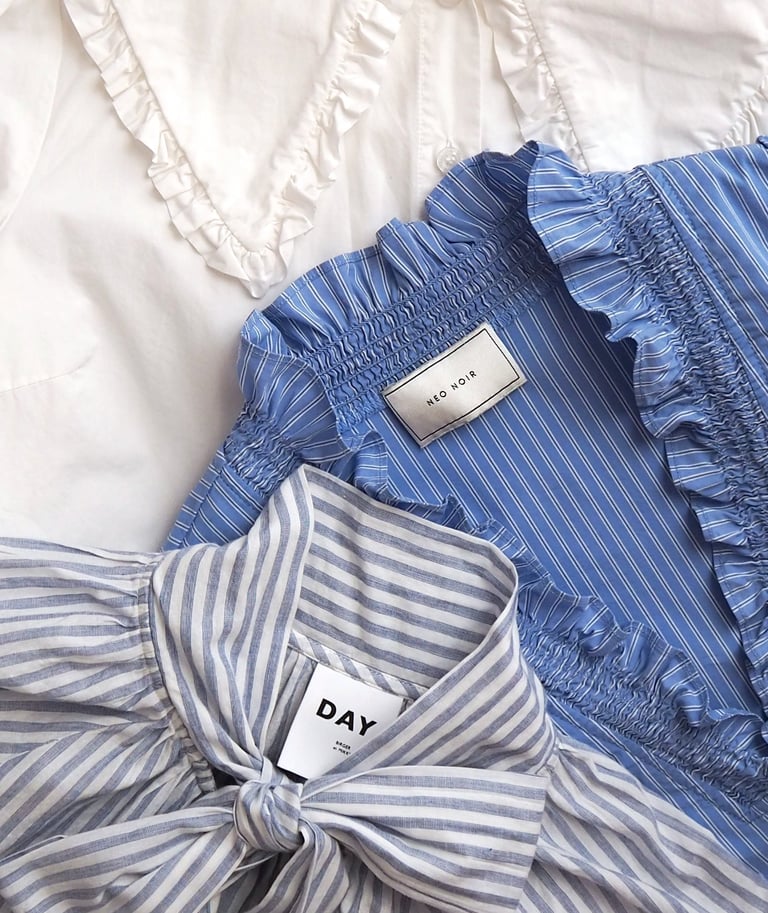 flatlay z koszulami w odcieniach niebieskiego i bieli