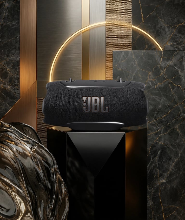 Enceinte JBL Xtreme 5 noire posée sur un socle devant un décor premium en marbre et métal doré