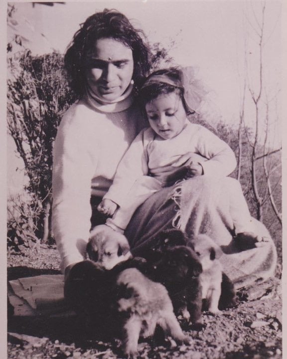 Shri Babaji, una bambina e cuccioli