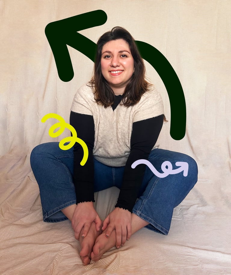  Femme souriante en pull et jean, assise avec des loops et des flèches graphiques colorées.