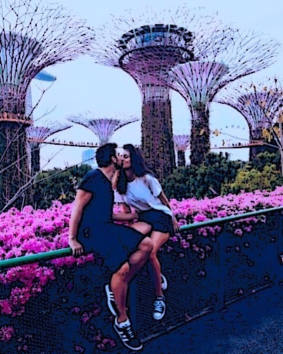 Passionate kiss at Singapore blissful euphoria