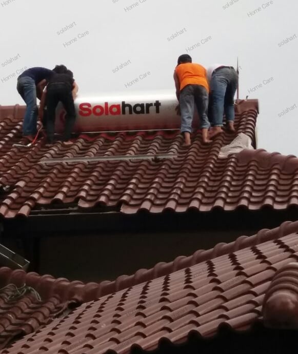 Proses pemasangan solahart 300L di jaga karsa jakarta selatan