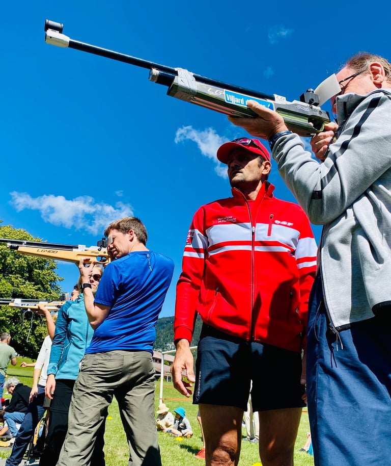 Activité de loisir sur le biathlon en groupe avec l'ESF Autrans dans le Vercors