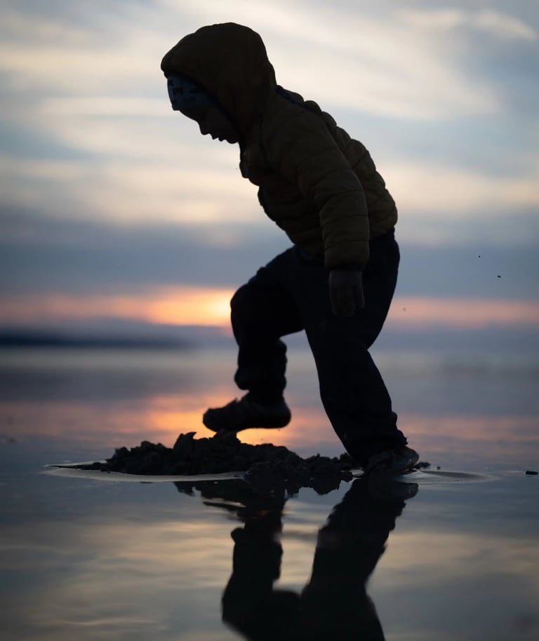 Enfants explorant une plage de Normandie pendant un voyage familial