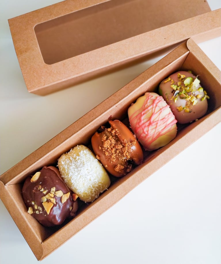 Coffre élégant rempli de macarons assortis, parfait pour les cadeaux ou événements spéciaux