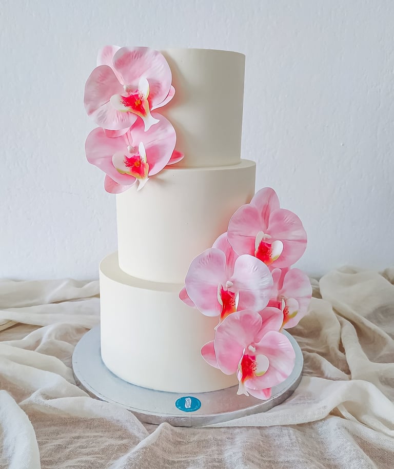 Wedding cake élégant et raffiné, réalisé sur mesure pour un mariage inoubliable