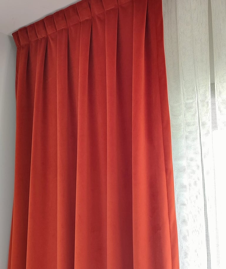 Tenture velours terracotta finition tête plis plats