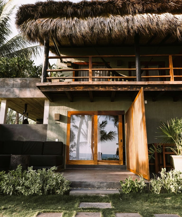 casa adosada de 2 plantas con techo de paja