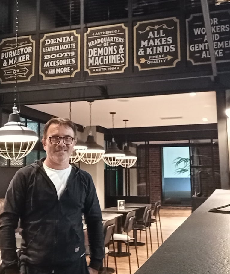 Decoración de salón pintada a mano con estilo retro