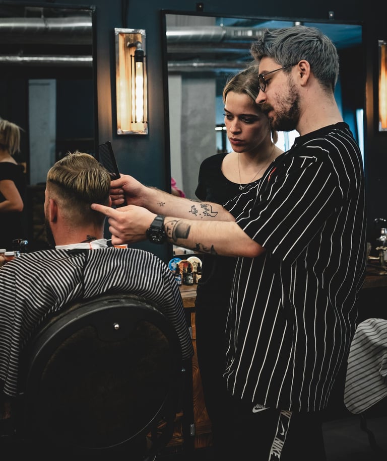 Tymoteusz, założyciel Barber Szopy tłumaczy kursantowi na szkoleniu technikę strzyżenia włosów