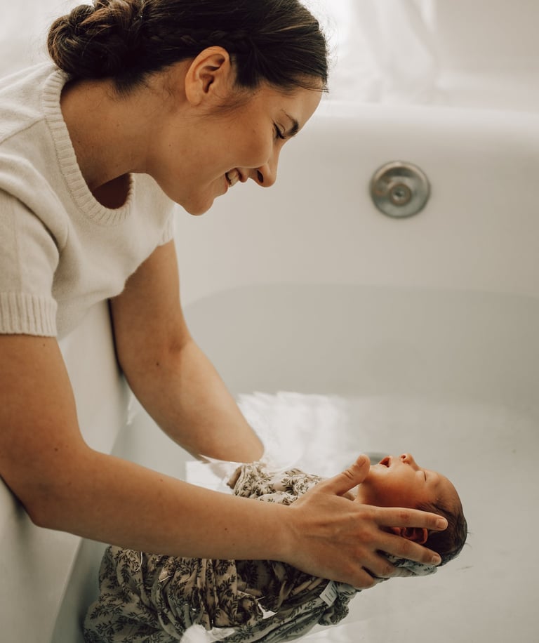 bain enveloppé bébé et accompagnement périnatale