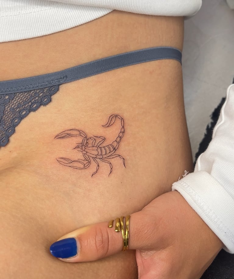 Fineline Tattoo eines Skorpions, das von Melina in Potsdam gestochen wurde.