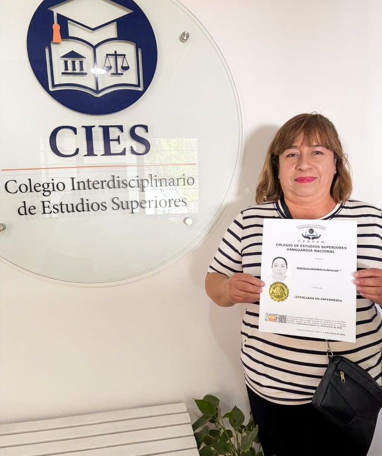 Mujer con su título profesional 