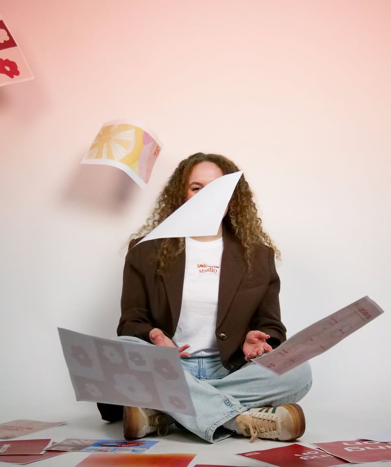 Portrait photo de Maud Gil-Rodriguez, fondatrice du studio graphique Soleado studio