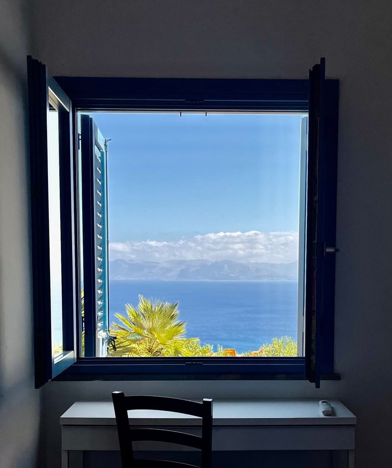 finestra con vista mare