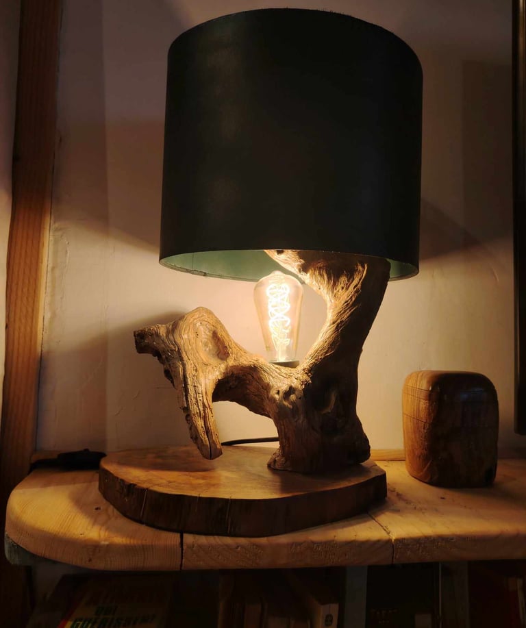 Lampe en bois d'olivier