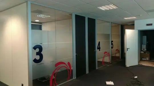 Divisorias para oficinas en cristal laminar de 55 mm. con puertas de melamina de suelo a techo