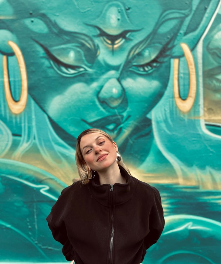 Ona Salvador, ilustradora y muralista creando arte urbano