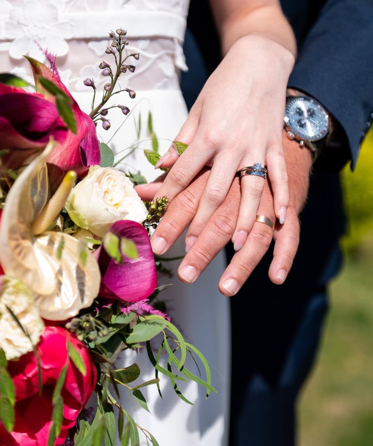 Images de mariés avec leurs alliances et bouquet de fleurs, organisation complète de leur mariage par une wedding planner