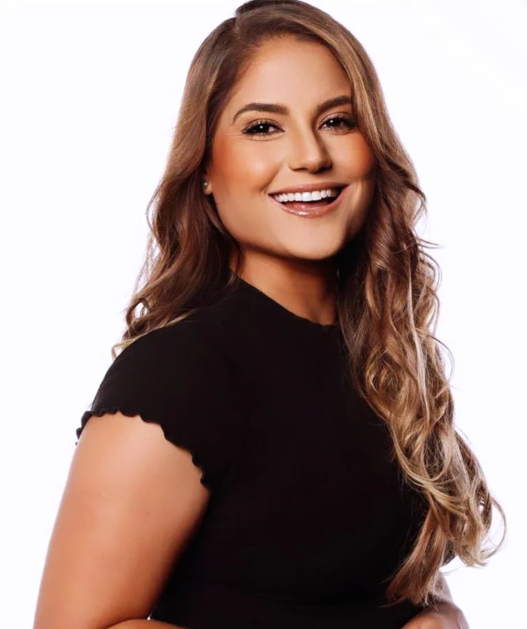 Rosiane Assumpção com um largo sorriso, usando camisa preta