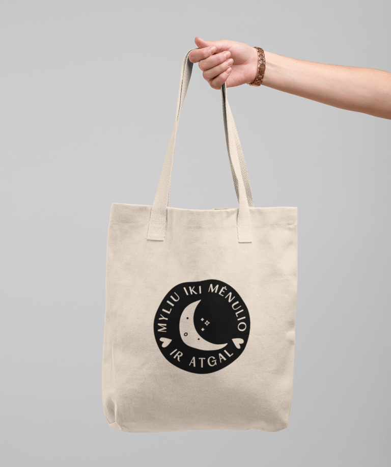 Šventiškai supakuota dovana su spauda, papuošta kaspinu ir kortele