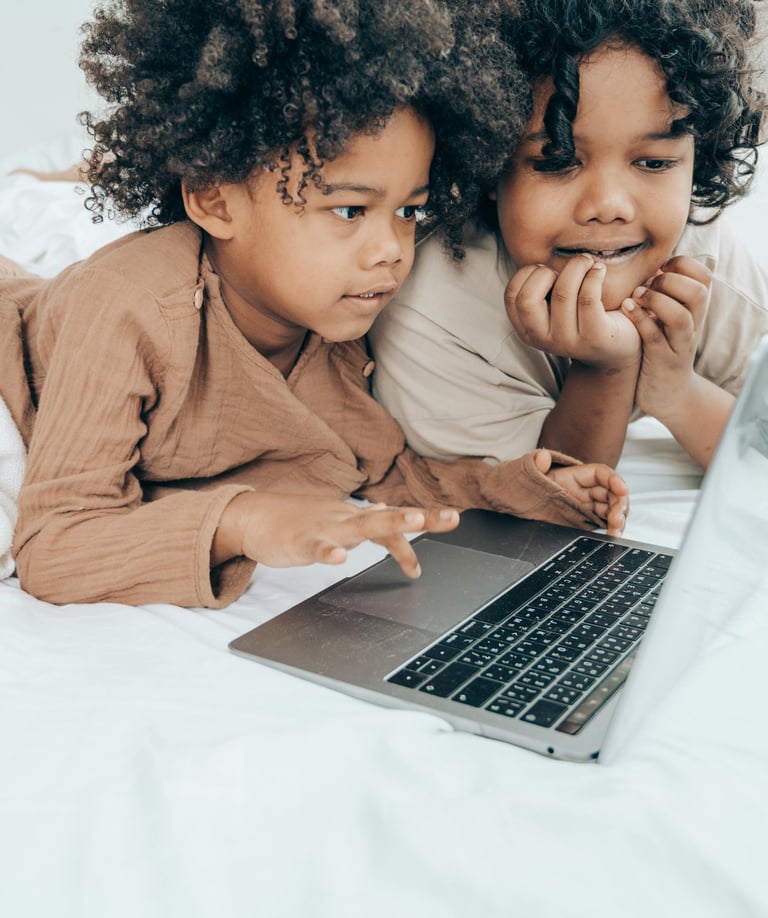 deux enfants devant un ordinateur