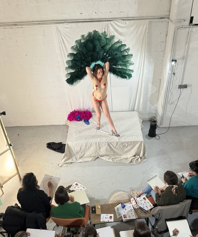 Atelier dessin modèle vivant. Femme modèle avec éventails en plumes.
