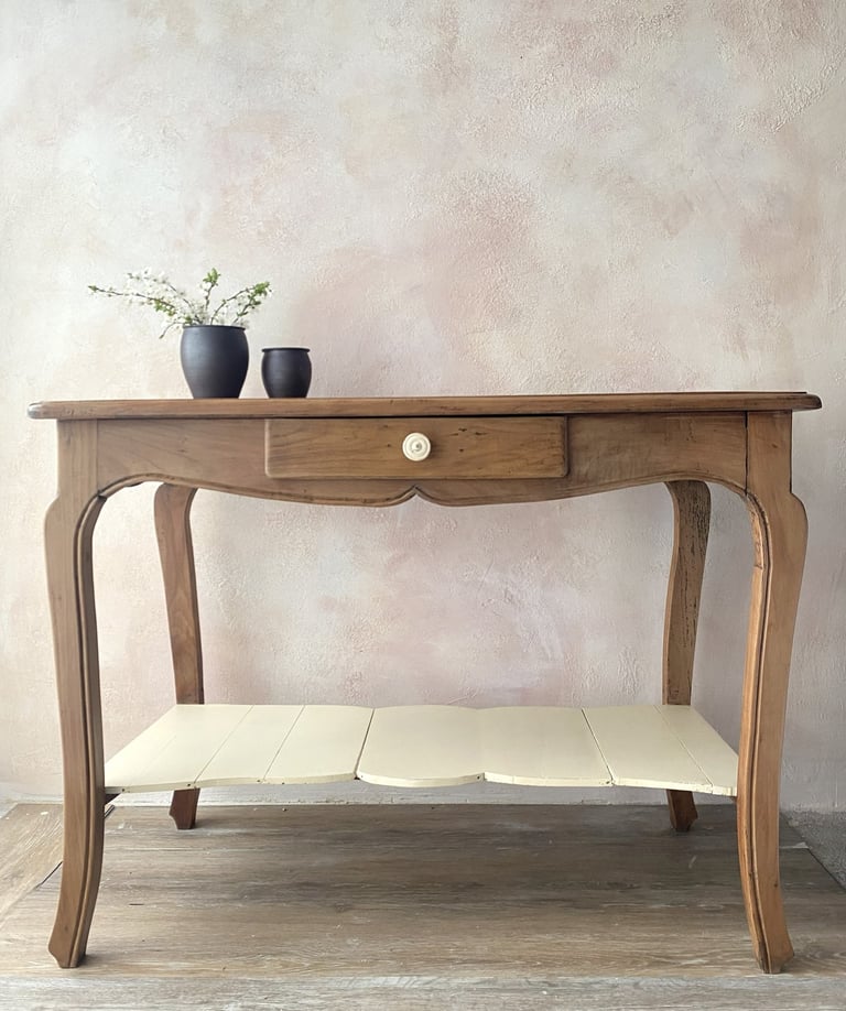 Console campagne chic relookée bois de merisier et crème