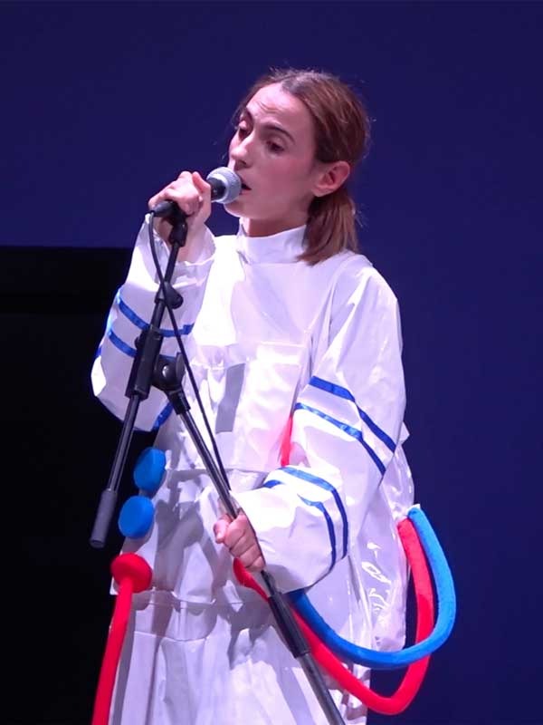 Sally (Chloé Py) chante au micro