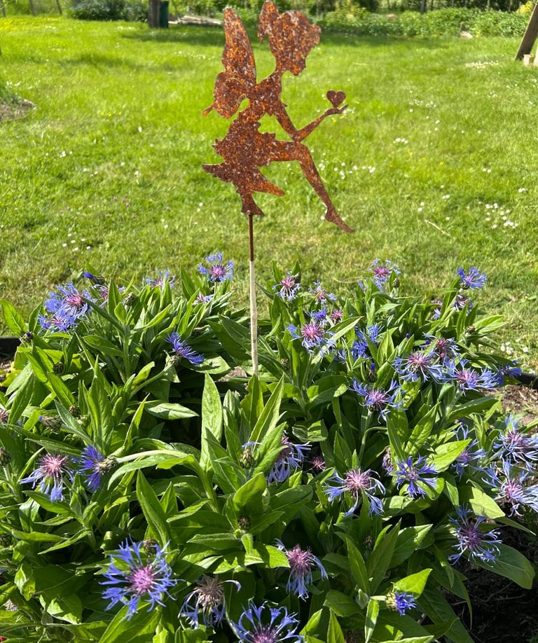 Fée de l'amour au milieu des fleurs