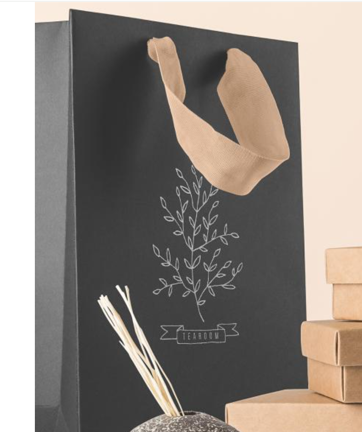 Juodas maišelis su įvertomis rankenomis ir logotipu