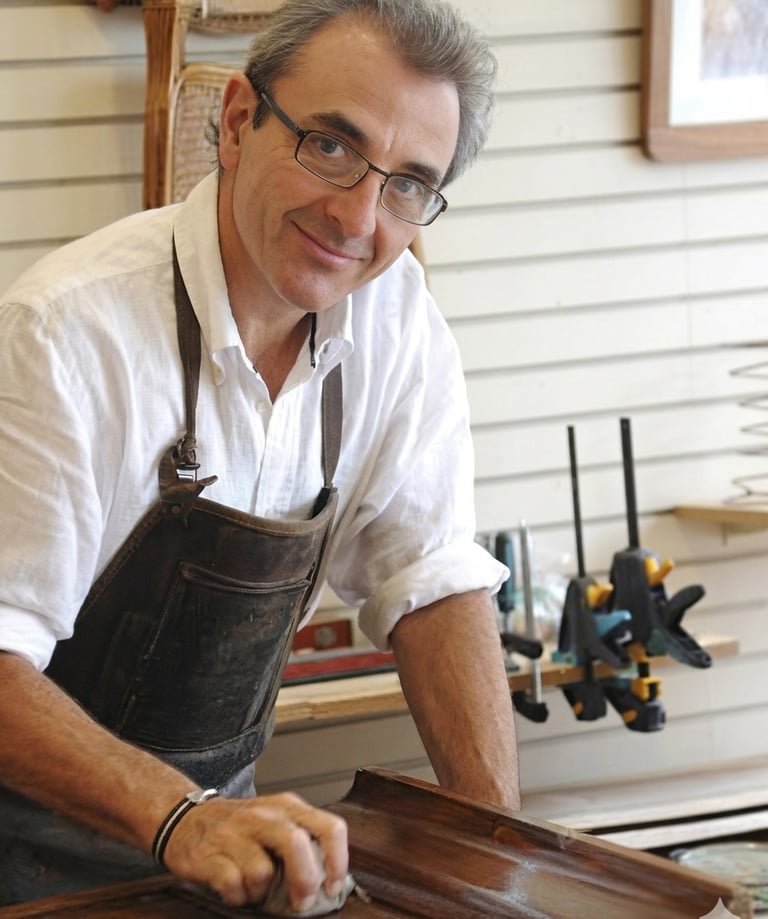 Denis Hazeaux, ébéniste d'art, au travail à l'établi de son atelier de La Flotte