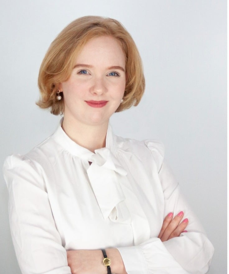 a woman in a white shirt and a white shirt