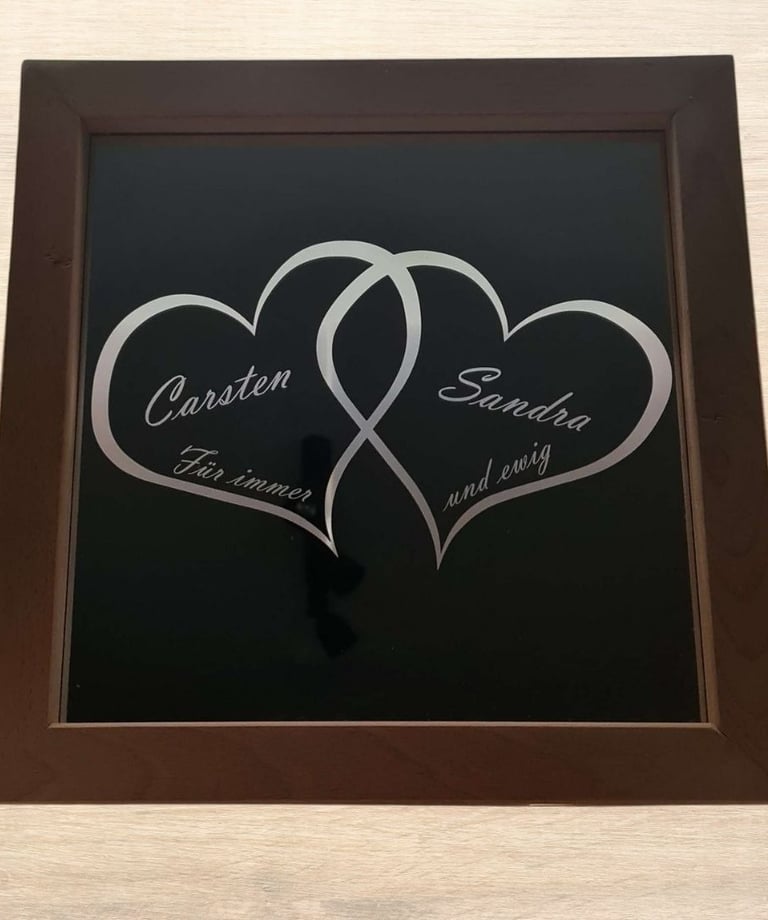 Eine Personalisierte Fliese mit Zwei eingravierten Herzen, Carsten & Sandra Für immer und Ewig