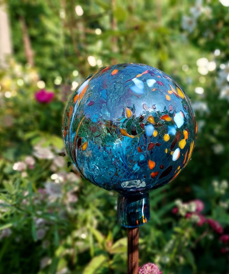 Glaskonst till hem och trädgård – färgglada glaskulor i trädgård från Ankes