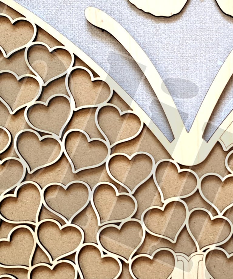 Livre d'or en bois en forme de papillon avec des coeurs