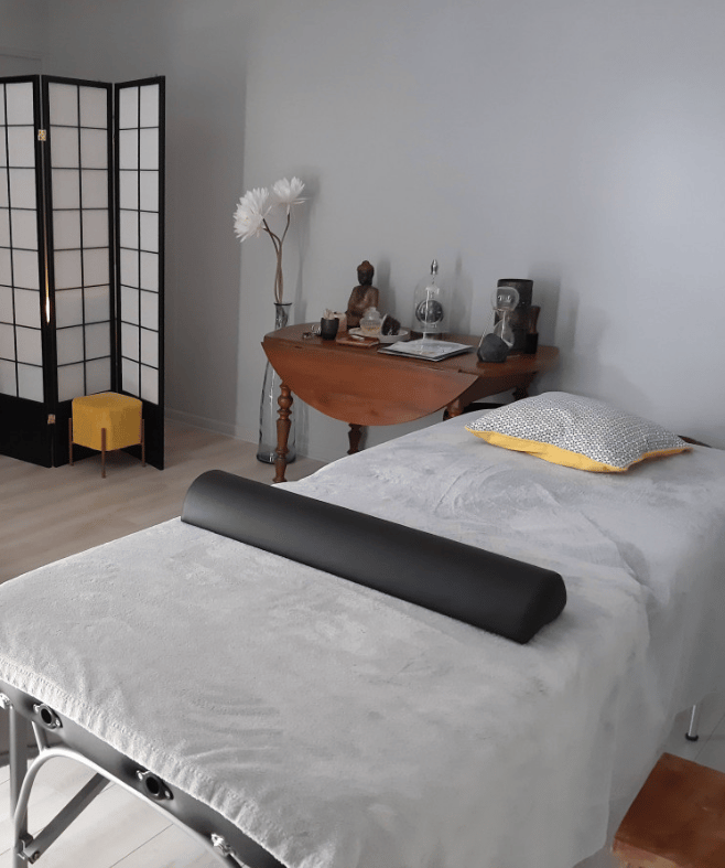 intérieur du salon bretizen avec la table de massage