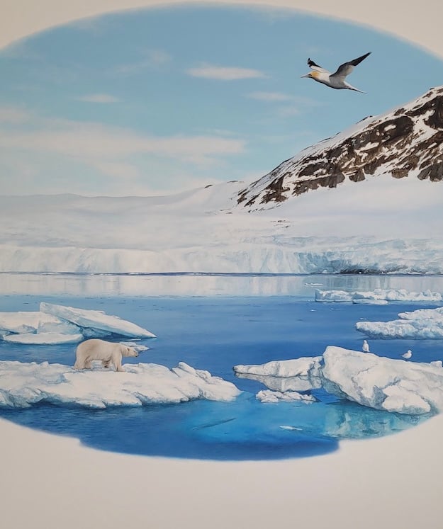 Une peinture d'un glacier dans l'arctique avec ours blanc, oiseaux et icebergs.