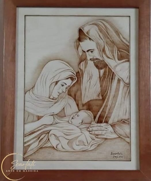 Pirogravura artesanal da Sagrada Família feita à mão por Sérgio Scarlati, peça única de artesanato em madeira com detalhes de