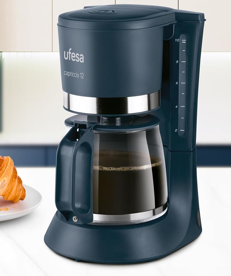 cafetera de filtro azul marca Ufesa 