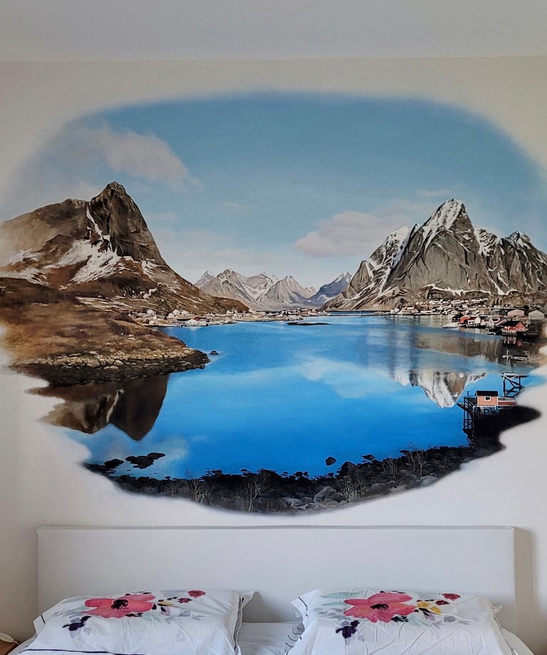 Voyage en Norvège aux Iles Lofoten avec ce décor mural peint en tête de lit. Rêvez des paysages grandioses des pays nordiques