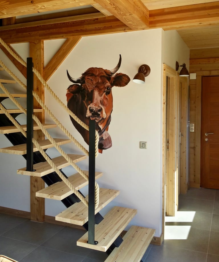 Reproduction d'un tableau (une tête de vache), sur le mur d'un escalier pour un chalet locatif. Création d'une ambiance.