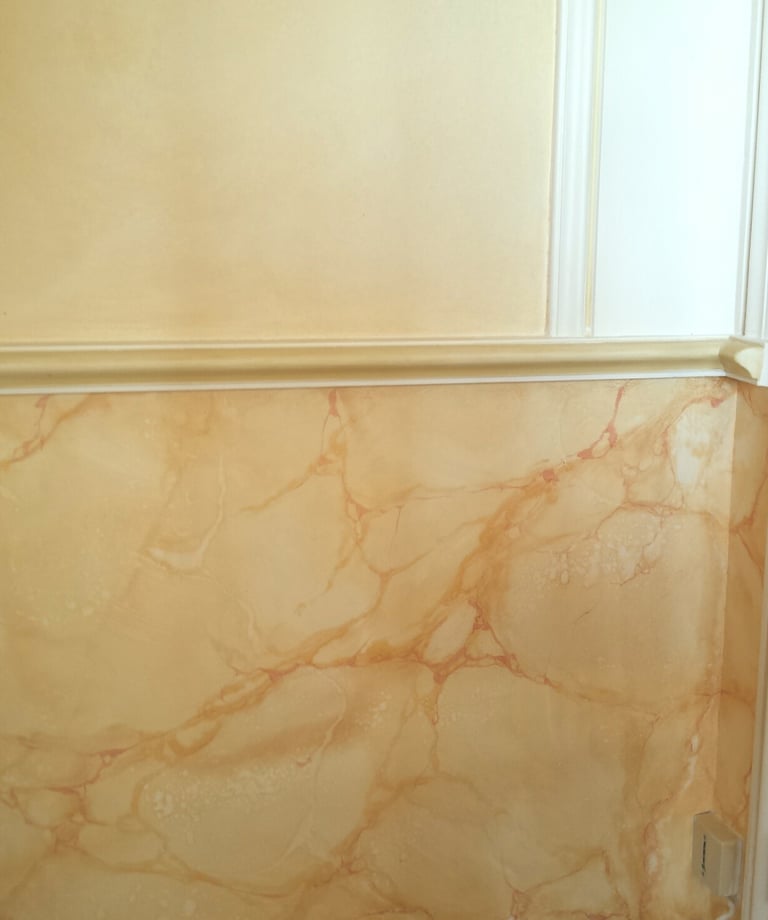 Faux marbre, jaune de sienne, peint en soubassement pour un appartement